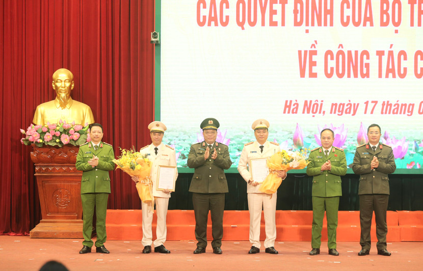 Các đồng chí trong Ban Giám đốc chúc mừng 2 tân Phó Giám đốc Các đồng chí trong Ban Giám đốc chúc mừng 2 tân Phó Giám đốc