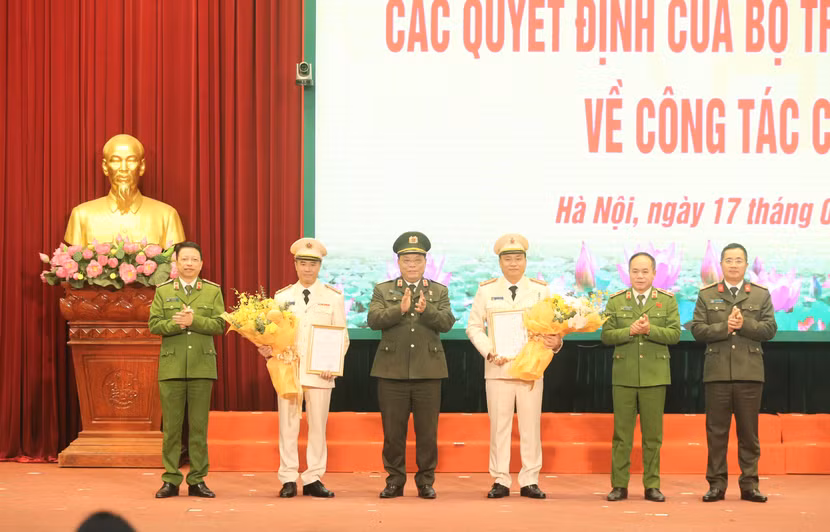 Các đồng chí trong Ban Giám đốc chúc mừng 2 tân Phó Giám đốc