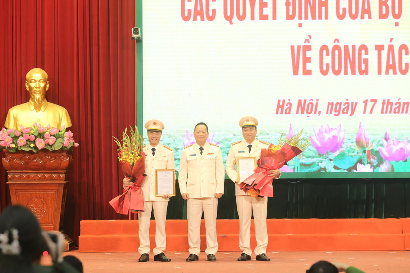 Đại tá Phạm Thanh Hùng, Tư lệnh Bộ Tư lệnh Cảnh vệ chúc mừng 2 tân Phó Giám đốc CATP Đại tá Phạm Thanh Hùng, Tư lệnh Bộ Tư lệnh Cảnh vệ chúc mừng 2 tân Phó Giám đốc CATP