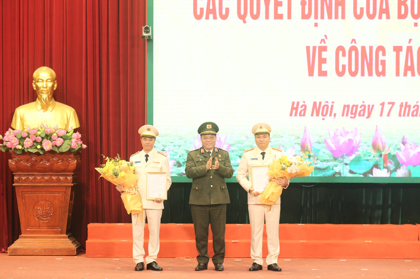 Trung tướng Nguyễn Hải Trung trao Quyết định bổ nhiệm và chúc mừng 2 tân Phó Giám đốc CATP Hà Nội Trung tướng Nguyễn Hải Trung trao Quyết định bổ nhiệm và chúc mừng 2 tân Phó Giám đốc CATP Hà Nội