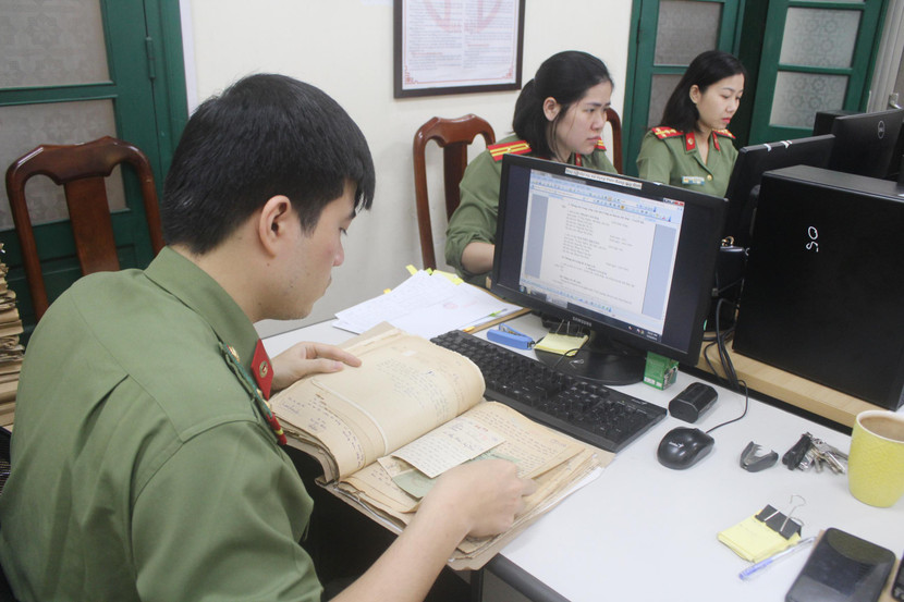 Miệt mài bên những bộ hồ sơ nhuốm màu thời gian