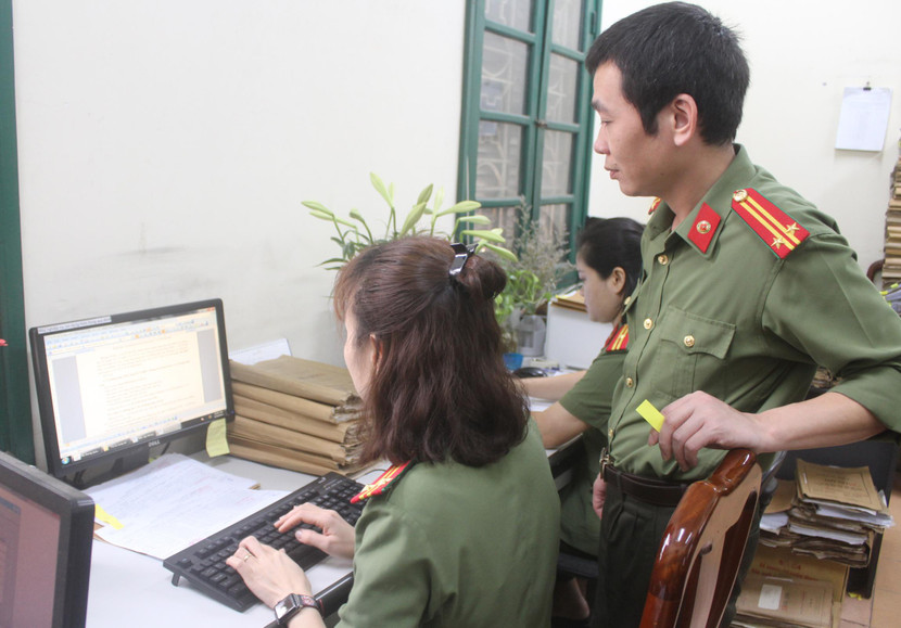 Tập hợp tài liệu, trả lời về nhân sự cho các cơ quan