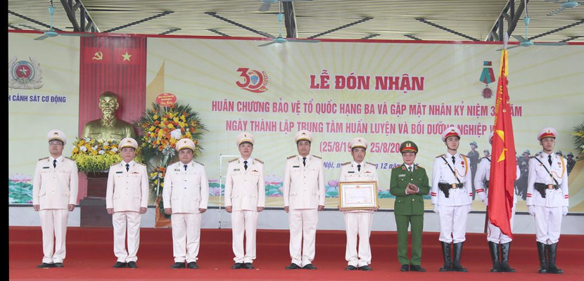 Thừa ủy quyền của Chủ tịch nước, Trung tướng Phạm Quốc Cương trao Huân chương bảo vệ Tổ quốc hạng Ba cho Trung tâm Huấn luyện và bồi dưỡng nghiệp vụ, Bộ Tư lệnh CSCĐ