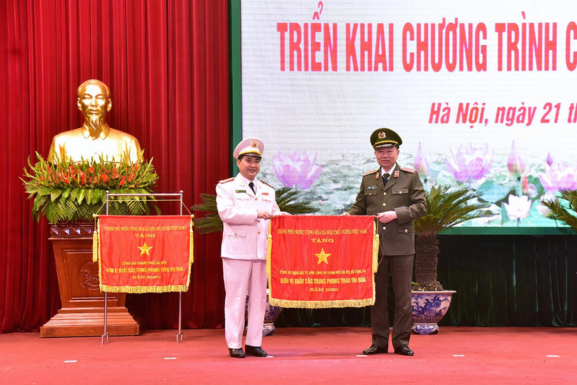 Công an quận Bắc Từ Liêm đón nhận Cờ thi đua Chính phủ ghi nhận đơn vị xuất sắc trong phong trào thi đua