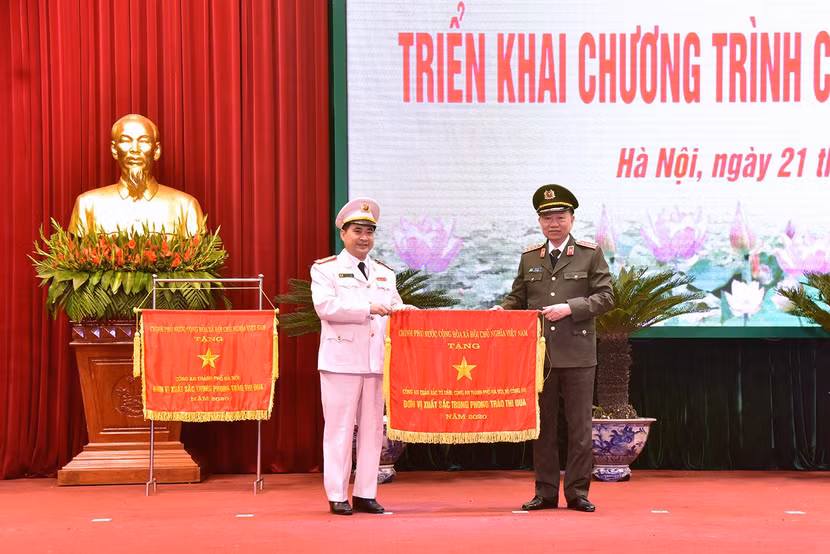 Công an quận Bắc Từ Liêm đón nhận Cờ thi đua Chính phủ ghi nhận đơn vị xuất sắc trong phong trào thi đua