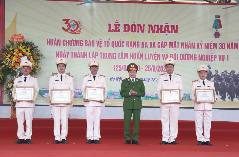 Trung tướng Phạm Quốc Cương trao Bằng khen của Bộ Công an cho các cá nhân có thành tích xuất sắc