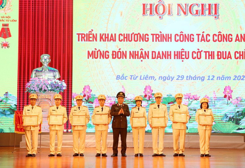 Thiếu tướng Nguyễn Hải Trung trao Bằng khen của Bộ trưởng Bộ Công an tặng các tập thể và cá nhân của CAQ Bắc Từ Liêm