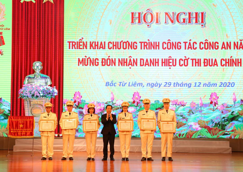 Ông Trần Thế Cương, Thành ủy viên, Bí thư Quận ủy quận Bắc Từ Liêm trao Bằng khen của Chủ tịch UBND tặn các cá nhân CAQ Bắc Từ Liêm