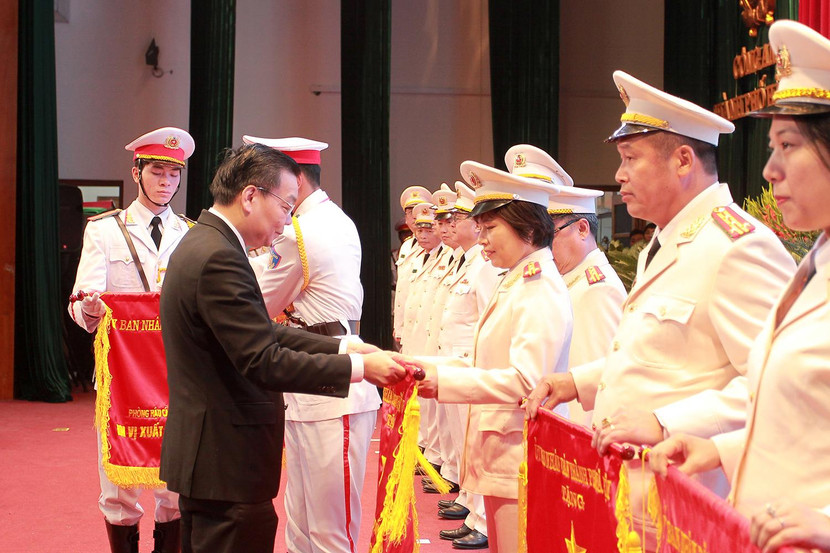 Đồng chí Chu Ngọc Anh, Phó Bí thư Thành ủy, Chủ tịch UBND TP tặng Cờ thi đua của UBND TP cho các tập thể