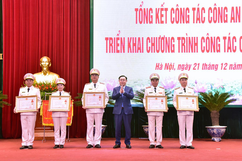 Đồng chí Vương Đình Huệ, Ủy viên Bộ Chính trị, Bí thư Thành ủy Hà Nội trao Huân chương chiến công cho 1 tập thể và 4 cá nhân của Công an thành phố