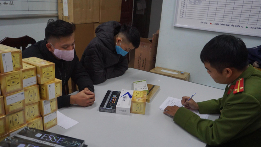 Cơ quan CSĐT CAQ Bắc Từ Liêm ghi lời khai đối tượng mua bán thuốc lá điếu số lượng lớn