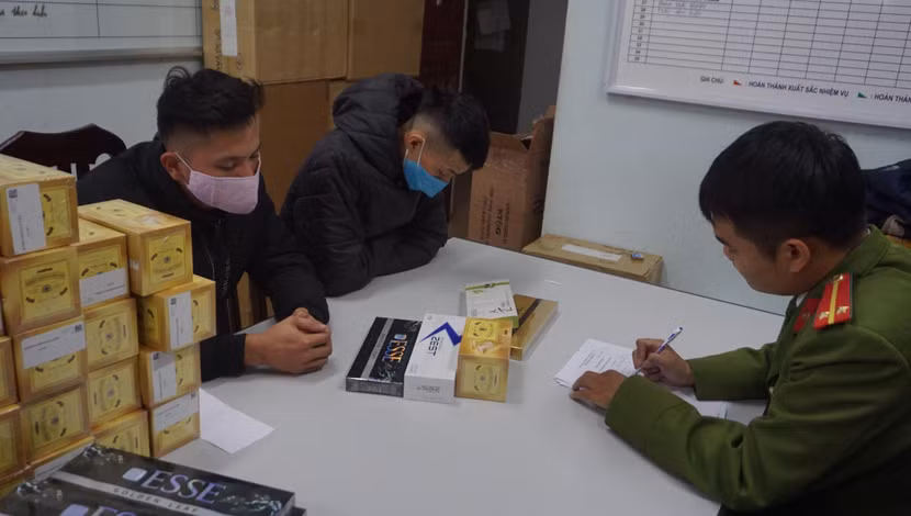 Cơ quan CSĐT CAQ Bắc Từ Liêm ghi lời khai đối tượng mua bán thuốc lá điếu số lượng lớn