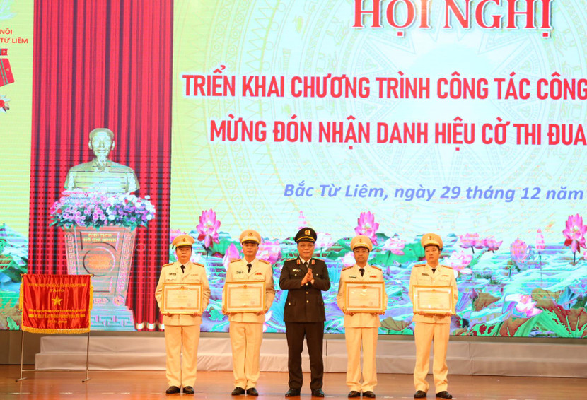 Thừa ủy quyền của lãnh đạo cấp trên, Thiếu tướng Nguyễn Hải Trung trao Bằng khen của Thủ tướng Chính phủ tặng các cá nhân của CAQ Bắc Từ Liêm lập thành tích xuất sắc