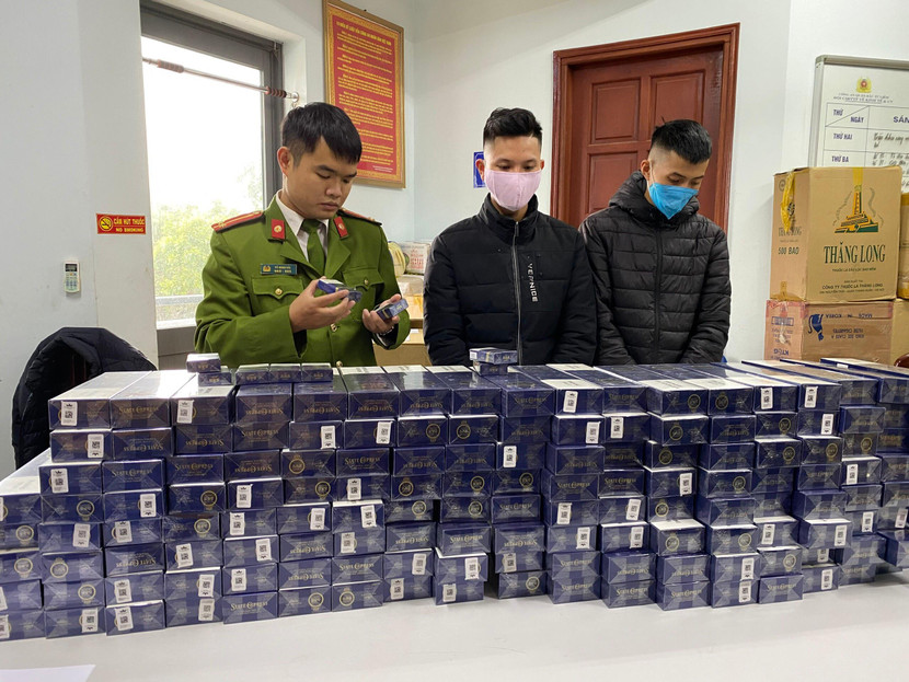 Lực lượng chức năng kiểm đếm số thuốc lá bị phát hiện thu giữ