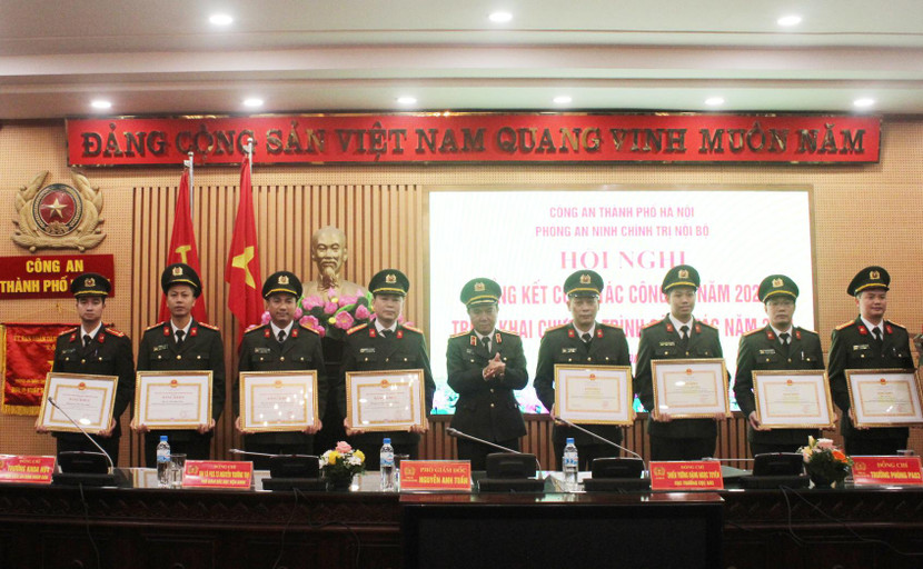 Thiếu tướng Nguyễn Anh Tuấn trao Bằng khen của Bộ Công an, UBND TP cho các tập thể và cá nhân Thiếu tướng Nguyễn Anh Tuấn trao Bằng khen của Bộ Công an, UBND TP cho các tập thể và cá nhân