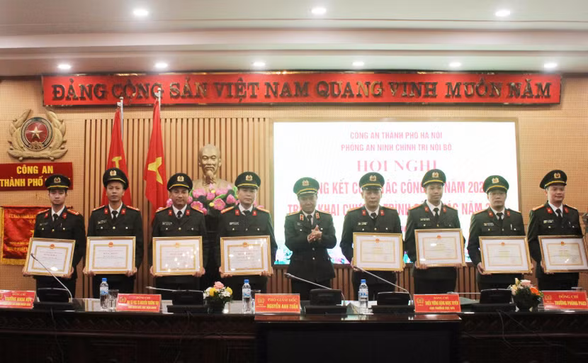 Thiếu tướng Nguyễn Anh Tuấn trao Bằng khen của Bộ Công an, UBND TP cho các tập thể và cá nhân