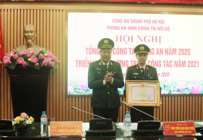 Thiếu tướng Đặng Ngọc Tuyến, Cục trưởng Cục An ninh chính trị nội bộ trao Bằng khen của Thủ tướng Chính phủ cho Đại úy Văn Ngọc Phương, Phó Đội trưởng Đội Cảnh vệ Thiếu tướng Đặng Ngọc Tuyến, Cục trưởng Cục An ninh chính trị nội bộ trao Bằng khen của Thủ tướng Chính phủ cho Đại úy Văn Ngọc Phương, Phó Đội trưởng Đội Cảnh vệ