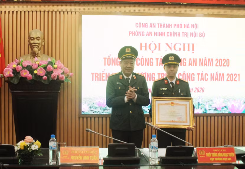 Thiếu tướng Đặng Ngọc Tuyến, Cục trưởng Cục An ninh chính trị nội bộ trao Bằng khen của Thủ tướng Chính phủ cho Đại úy Văn Ngọc Phương, Phó Đội trưởng Đội Cảnh vệ