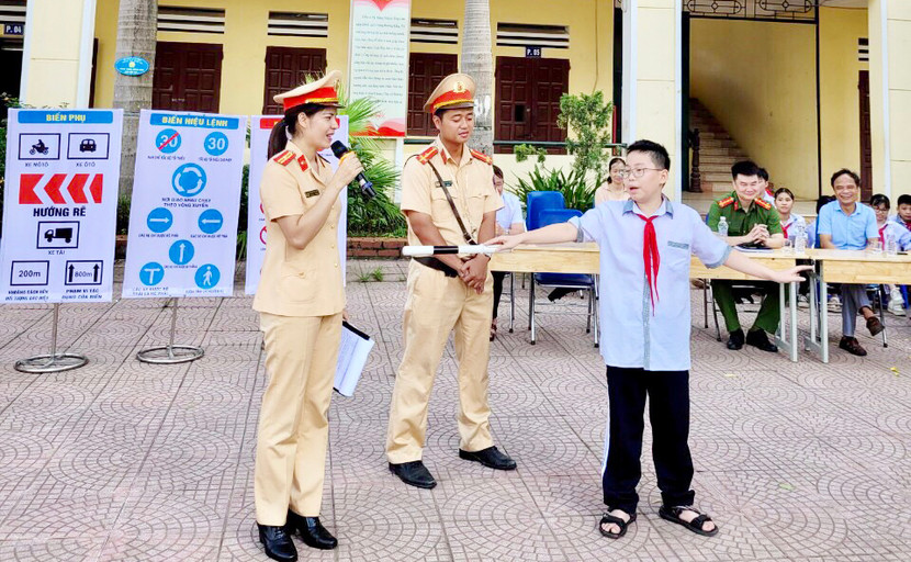 Học sinh trường THCS Dương Liễu "đóng vai" chú Cảnh sát điều khiển phương tiện giao thông