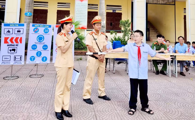 Học sinh trường THCS Dương Liễu "đóng vai" chú Cảnh sát điều khiển phương tiện giao thông