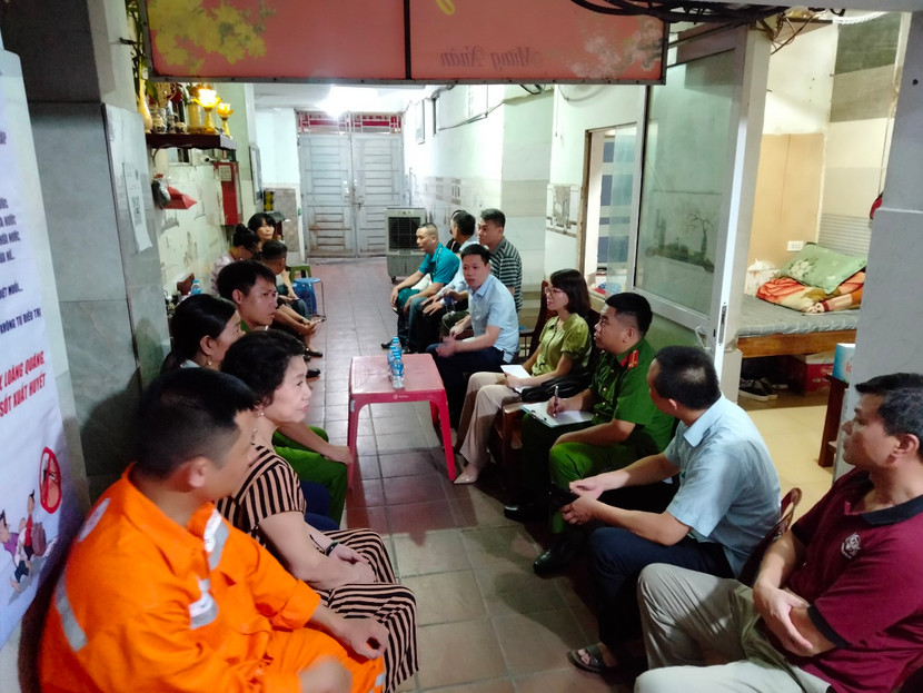 Đoàn kiểm tra của UBND quận Nam Từ Liêm, phường Mỹ Đình 2 kết hợp kiểm tra với tuyên truyền vận động nhân dân lắp lắp đặt hệ thống báo cháy, báo khói tự động