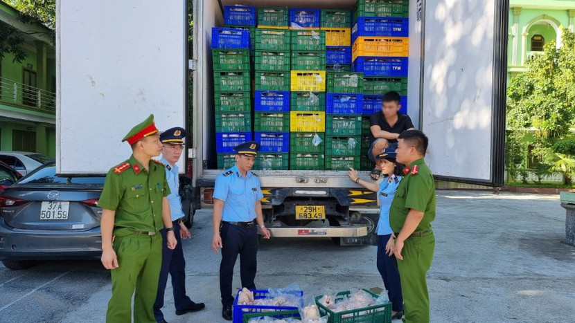 Chiếc xe tải bị phát hiện chở 10 tấn gia cầm đông lạnh không rõ nguồn gốc