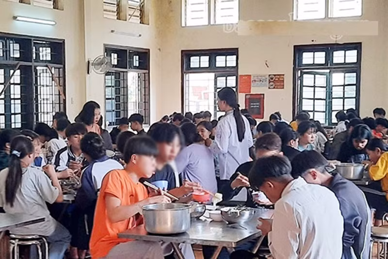 Bữa ăn trưa của học sinh trường THPT Chu Văn Thịnh Bữa ăn trưa của học sinh trường THPT Chu Văn Thịnh