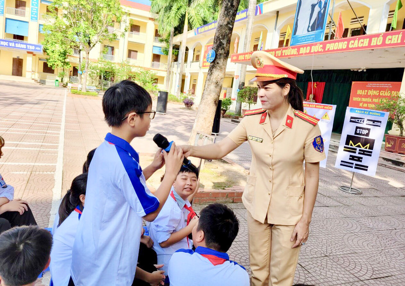 Buổi tuyên truyền diễn ra sôi nổi bằng các phần hỏi đáp của báo cáo viên với học sinh nhà trường