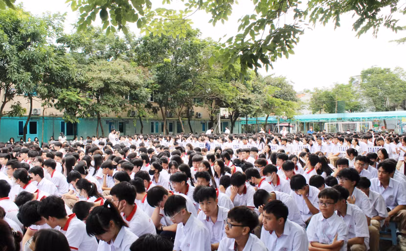 Hơn 1.400 học sinh trường THCS - THPT Hà Thành đã được tiếp nhận thông tin về những điểm mới của Luật Quản lý sử dụng vũ khí, vật liệu nổ, công cụ hỗ trợ