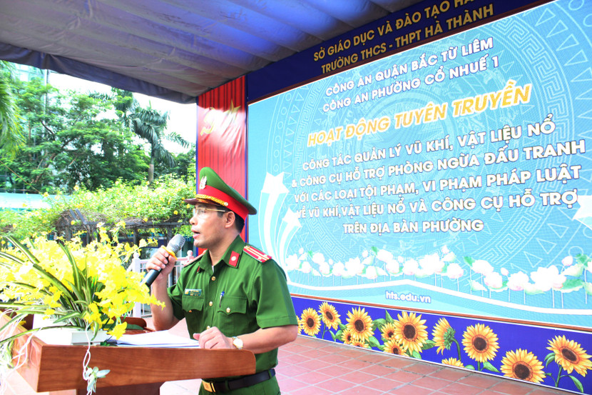 Trung tá Vũ Tiến Dũng, Phó trưởng CAP Cổ Nhuế 1 tuyên truyền về những điểm mới của Luật Quản lý sử dụng vũ khí, vật liệu nổ, công cụ hỗ trợ Trung tá Vũ Tiến Dũng, Phó trưởng CAP Cổ Nhuế 1 tuyên truyền về những điểm mới của Luật Quản lý sử dụng vũ khí, vật liệu nổ, công cụ hỗ trợ