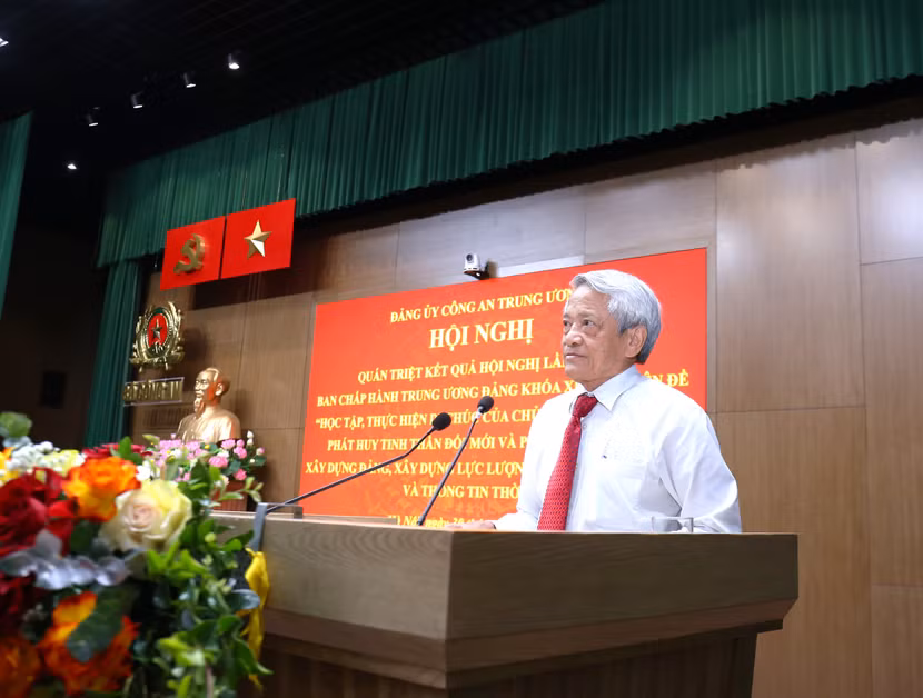 PGS.TS Bùi Đình Phong, Giảng viên cao cấp Học viện Chính trị Quốc gia Hồ Chí Minh giới thiệu chuyên đề “Học tập, thực hiện Di chúc của Chủ tịch Hồ Chí Minh"