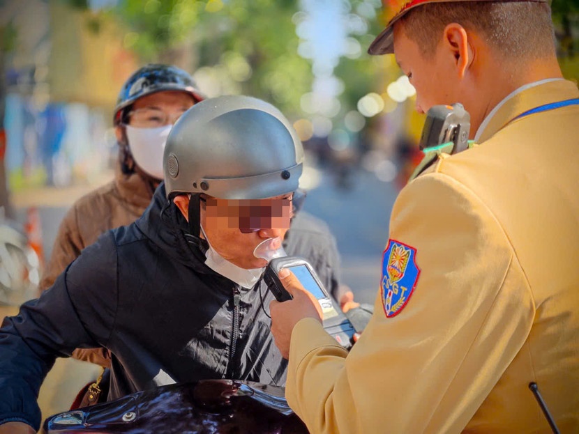 Phòng CSGT sẽ tăng cường kiểm tra nồng độ cồn người điều khiển phương tiện giao thông, đảm bảo an toàn trong dịp Tết Nguyên đán Phòng CSGT sẽ tăng cường kiểm tra nồng độ cồn người điều khiển phương tiện giao thông, đảm bảo an toàn trong dịp Tết Nguyên đán