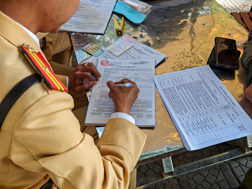 Lực lượng công an lập biên bản xử lý các trường hợp vi phạm Lực lượng công an lập biên bản xử lý các trường hợp vi phạm