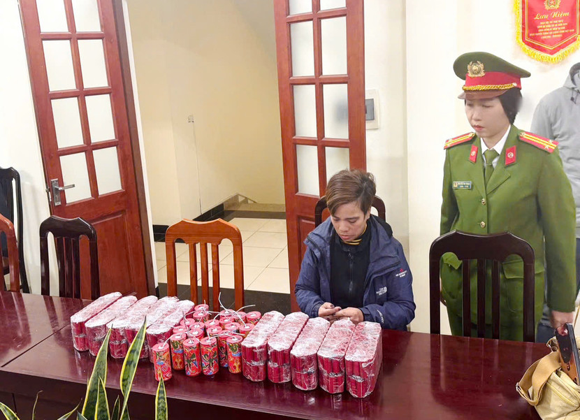 CAQ Tây Hồ bắt giữ đối tượng vận chuyển số lượng lớn pháo nổ