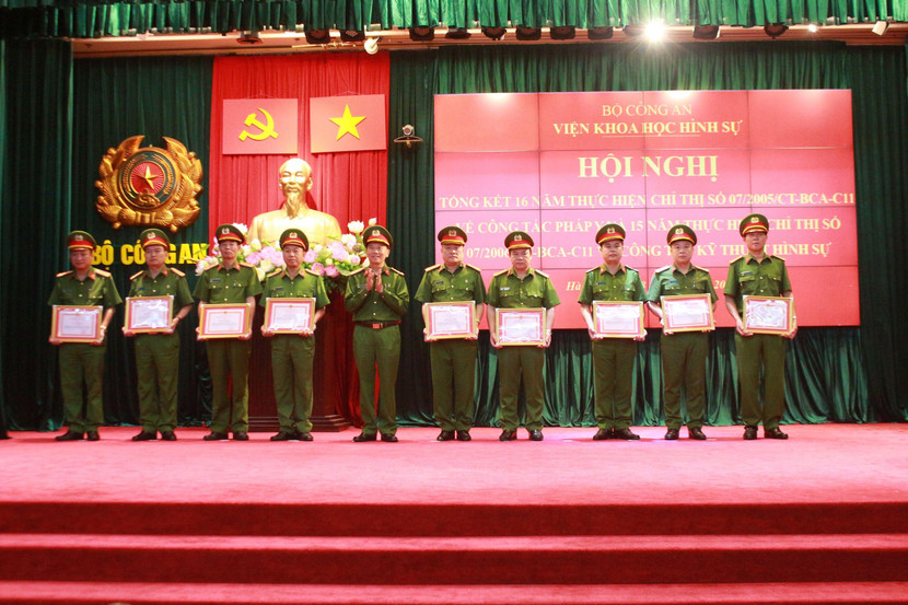 Lãnh đạo Viện Khoa học hình sự tặng Giấy khen của Viện cho các tập thể cá nhân có thành tích xuất sắc trong thực hiện 2 chỉ thị 07 Lãnh đạo Viện Khoa học hình sự tặng Giấy khen của Viện cho các tập thể cá nhân có thành tích xuất sắc trong thực hiện 2 chỉ thị 07