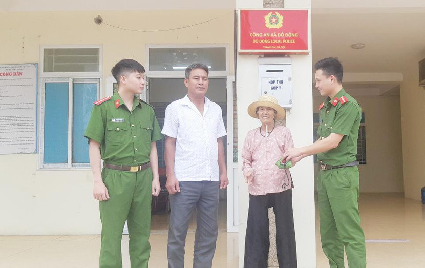 Cụ Phan Thị Lý đi cùng con trai Nguyễn Văn Minh lên nhận lại tài sản tại Công an xã Đỗ Động Cụ Phan Thị Lý đi cùng con trai Nguyễn Văn Minh lên nhận lại tài sản tại Công an xã Đỗ Động