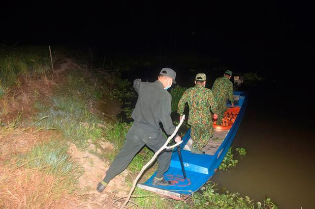 Tổ công tác tuần tra đêm ở biên giới Đồng Tháp gồm lực lượng Công an và Biên phòng Tổ công tác tuần tra đêm ở biên giới Đồng Tháp gồm lực lượng Công an và Biên phòng