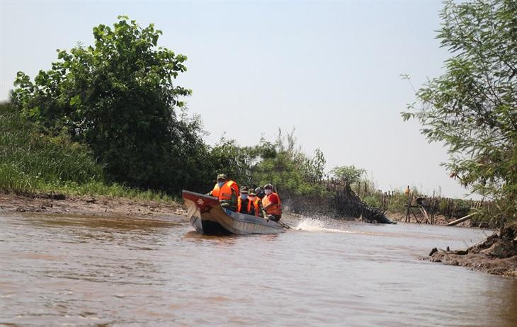 Cán bộ, chiến sĩ Đồn Biên phòng Vĩnh Ngươn, BĐBP An Giang tuần tra phòng, chống xuất - nhập cảnh trái phép trên tuyến sông giáp biên giới với Campuchia Cán bộ, chiến sĩ Đồn Biên phòng Vĩnh Ngươn, BĐBP An Giang tuần tra phòng, chống xuất - nhập cảnh trái phép trên tuyến sông giáp biên giới với Campuchia