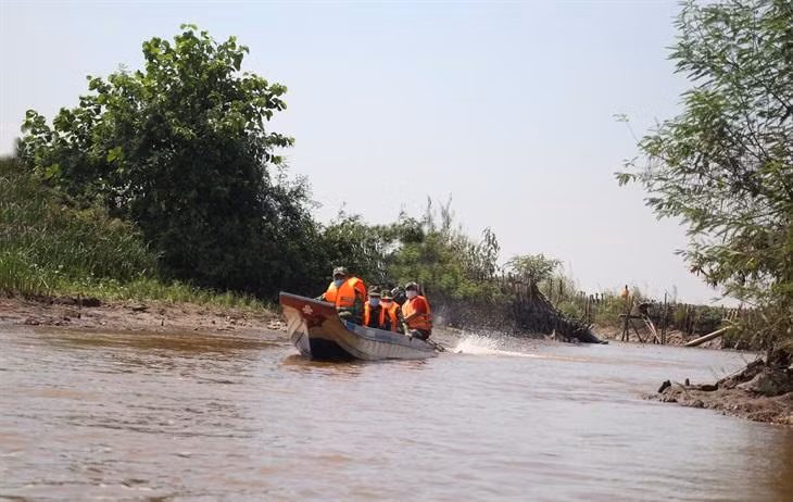 Cán bộ, chiến sĩ Đồn Biên phòng Vĩnh Ngươn, BĐBP An Giang tuần tra phòng, chống xuất - nhập cảnh trái phép trên tuyến sông giáp biên giới với Campuchia