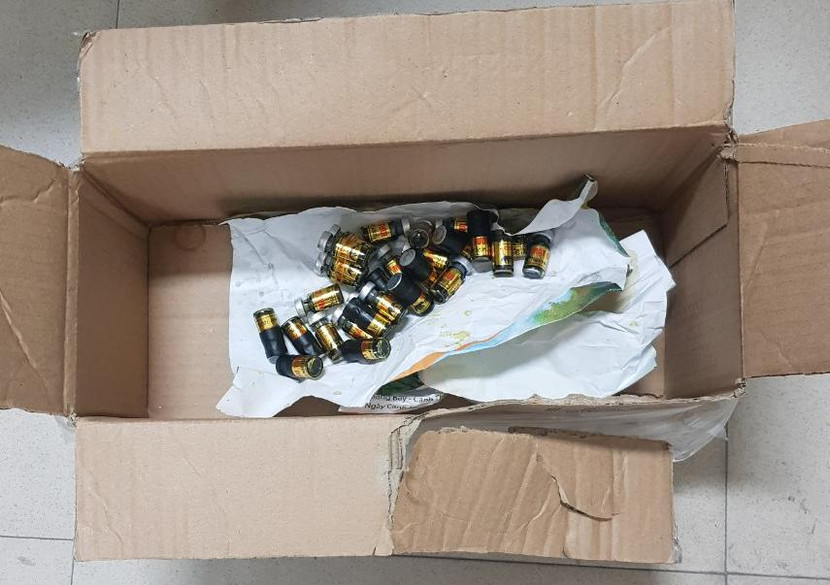 30 lọ mật gấu tươi được ngụy trang trong thùng carton 30 lọ mật gấu tươi được ngụy trang trong thùng carton