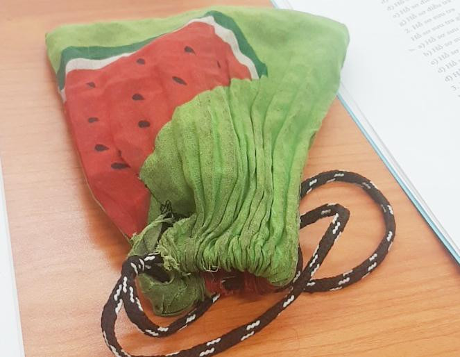 Chiếc túi bên trong có số tiền 2 triệu đồng mà cụ Phan Thị Lý đánh rơi Chiếc túi bên trong có số tiền 2 triệu đồng mà cụ Phan Thị Lý đánh rơi