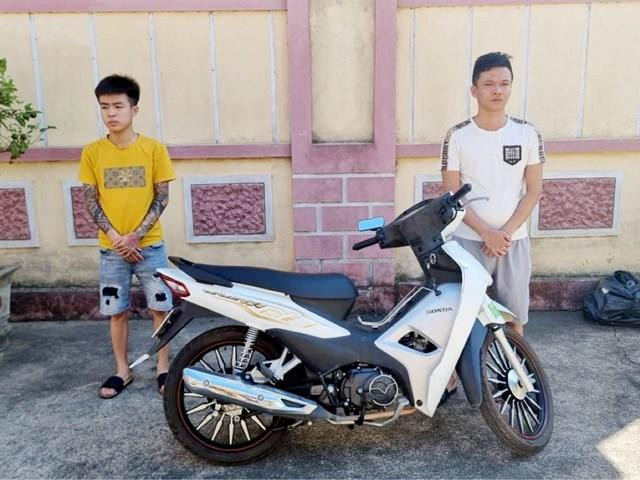 Hai đối tượng và tang vật vụ án Hai đối tượng và tang vật vụ án