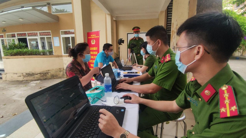 Công an Hà Nội nỗ lực triển khai thực hiện Đề án 06 của Chính phủ, đưa nước ta tiến vào kỷ nguyên số Công an Hà Nội nỗ lực triển khai thực hiện Đề án 06 của Chính phủ, đưa nước ta tiến vào kỷ nguyên số