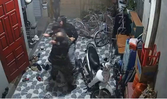 Hình ảnh anh N.H.T bị truy sát tận nhà được camera an ninh ghi lại Hình ảnh anh N.H.T bị truy sát tận nhà được camera an ninh ghi lại