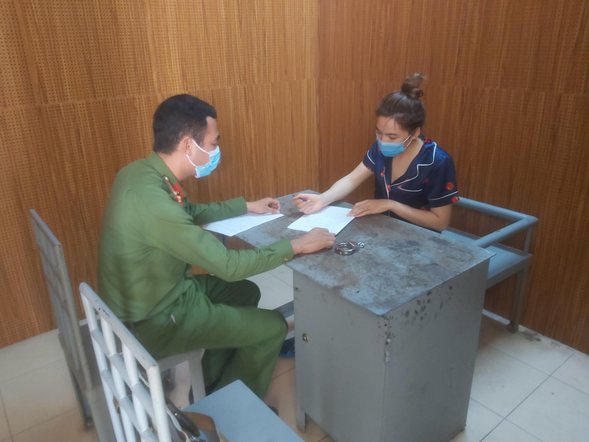 Ghi lời khai đối tượng Trịnh Thị Huyền tại cơ quan công an