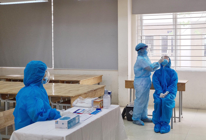 Nếu xuất hiện thí sinh có biểu hiện ho, sốt sẽ được Đội đáp ứng nhanh của Trung tâm y tế quận Nam Từ Liêm xét nghiệm lấy mẫu, có thể đưa thí sinh đi bệnh viện hoặc cho tiếp tục làm bài dự thi tại phòng cách ly