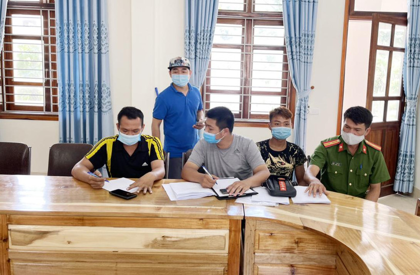 Với sự hỗ trợ của Công an huyện Kỳ Sơn, các CBCS CAQ Nam Từ Liêm đã bắt giữ được đối tượng Seo Văn Đón Với sự hỗ trợ của Công an huyện Kỳ Sơn, các CBCS CAQ Nam Từ Liêm đã bắt giữ được đối tượng Seo Văn Đón