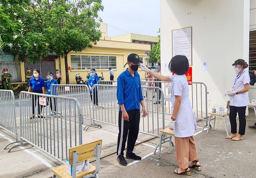 Tại cổng mỗi điểm thi sẽ có 5 làn dành cho các thí sinh đo thân nhiệt và sát khuẩn