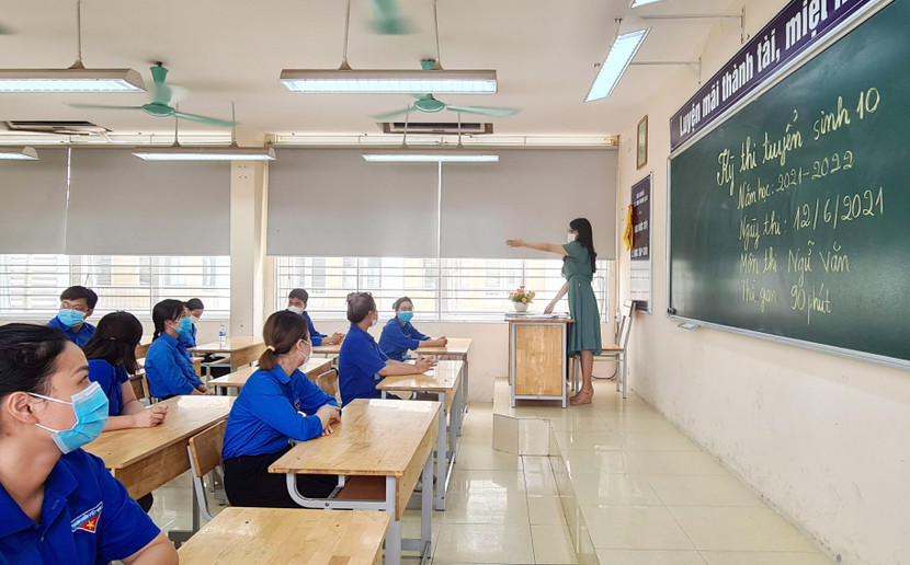 Thí sinh trong phòng thi ngồi dãn cách theo quy định