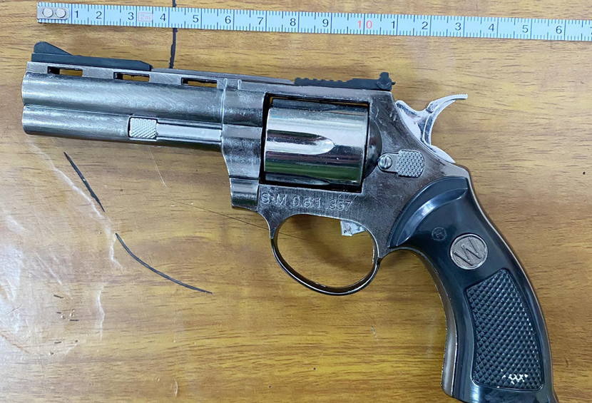 Khẩu súng bật lửa Quang đặt mua trên mạng